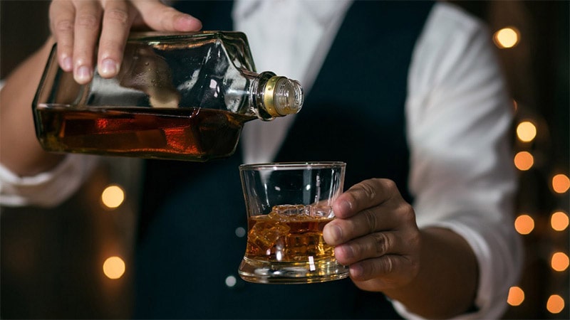 Thưởng thức Chivas Mizunara đúng cách giúp hương vị rượu thêm tinh tế, tròn đầy.