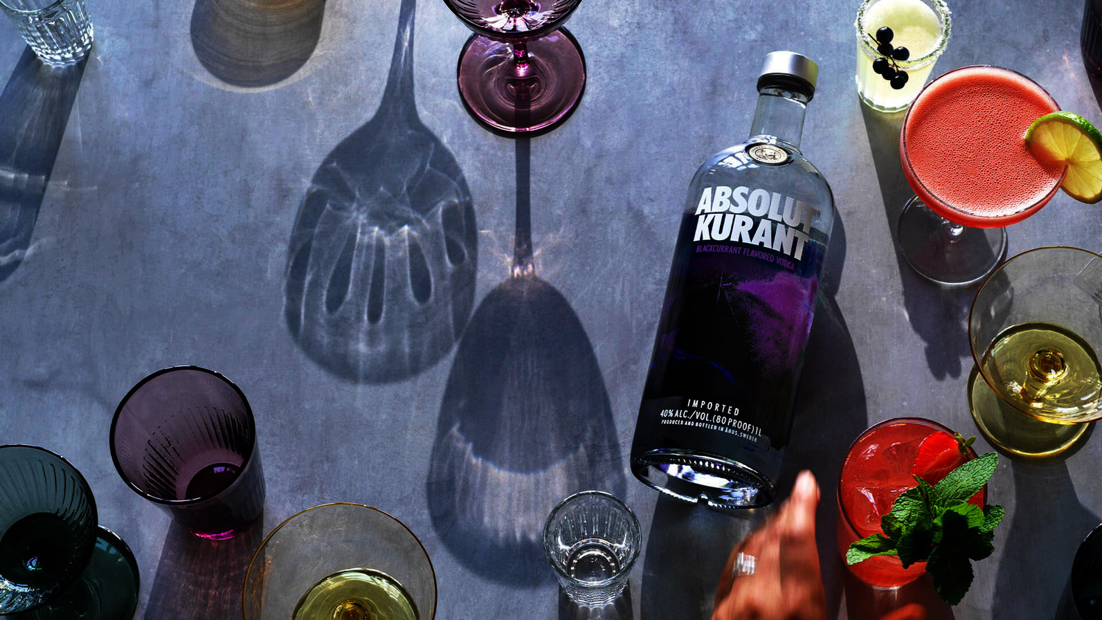 Thưởng thức rượu Absolut Kurant Vodka trọn vẹn