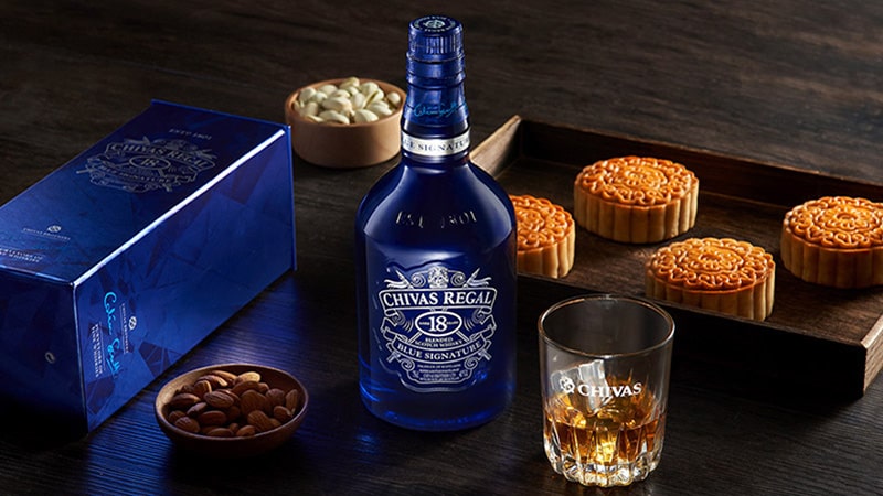 Thưởng thức rượu Chivas 18 Blue theo cách mà bạn muốn để cảm nhận được hương vị trọn vẹn nhất.