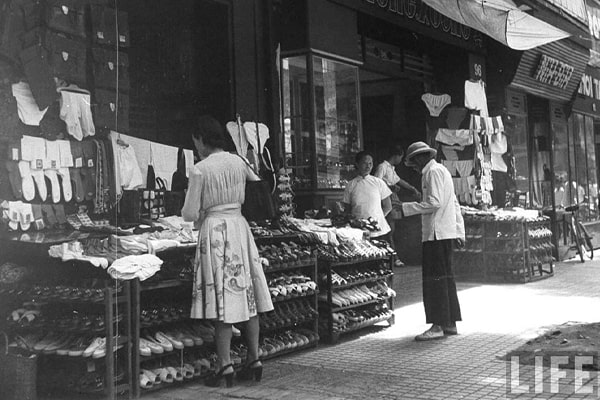 1948, người địa phương mua sắm tại các cửa hàng ở Đông Dương thuộc Pháp.