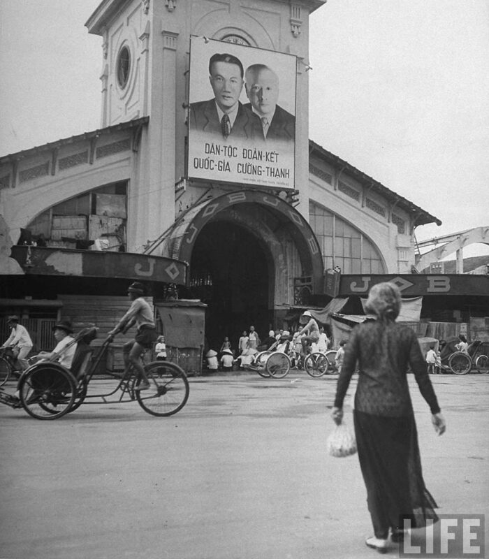 Năm 1948, Sài Gòn dưới chính quyền Nam Kỳ. Trong ảnh là Thủ tướng Nguyễn Văn Xuân và Phó Thủ tướng Trần Văn Hữu.